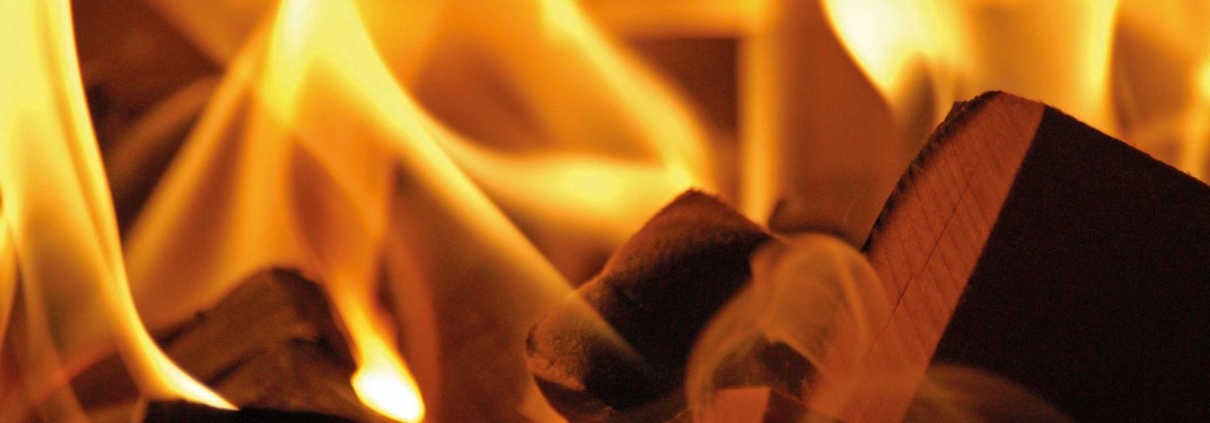 Original Kachelofen - Richtig hiezen mit Holz Flammen